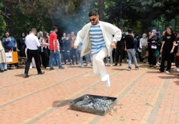 Dilek tutup, ateş üzerinden atladılar