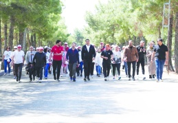Doğa yürüyüşü etkinliğine katılarak sağlıklı bir yaşamı teşvik etti