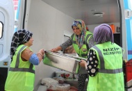Nizip Belediyesi bakıma muhtaç ailelere yemek dağıtıyor