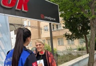 Vatandaşlara mektup ve karanfil gönderdi