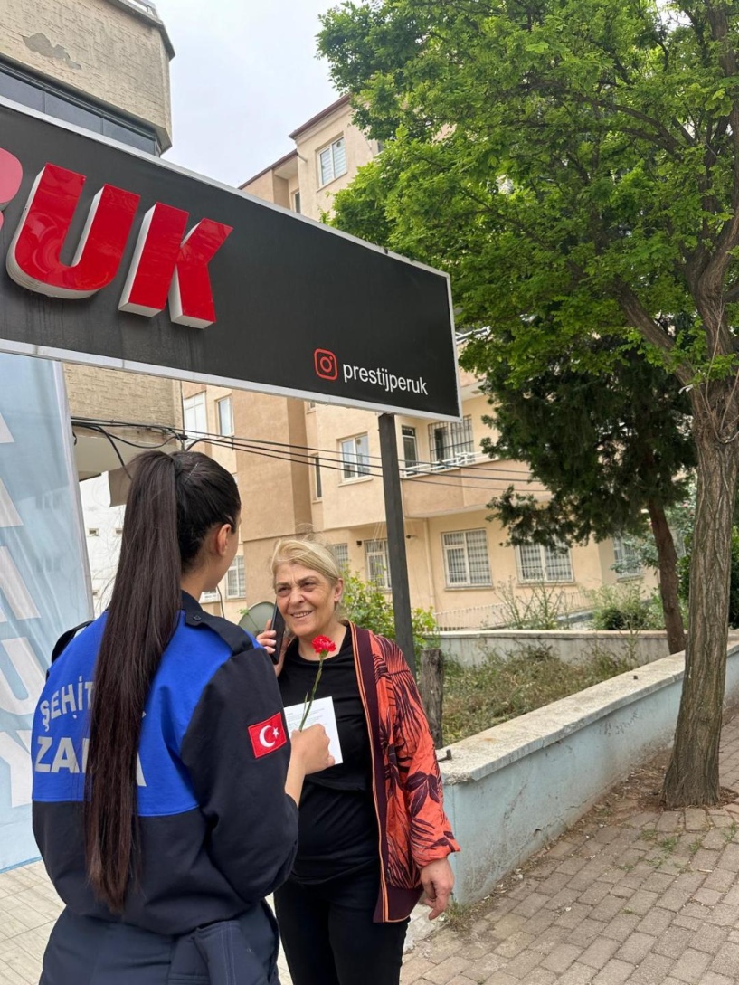Vatandaşlara mektup ve karanfil gönderdi