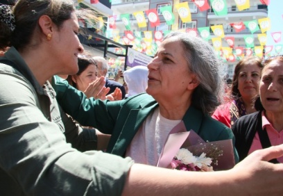 Gültan Kışanak, Diyarbakır'da alkışlar ve zılgıtlarla karşılandı