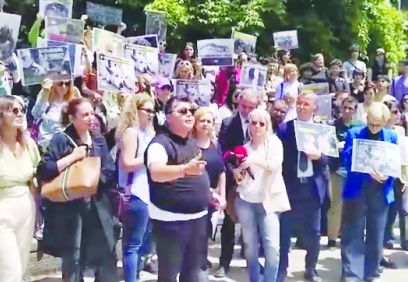 Hayvanseverlerden TBMM önünden tepki: 'Hayvanları hedef gösteremezsiniz'