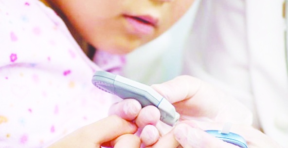 Binlerce çocuk iğneyle kan alarak kan şekeri ölçmek zorunda bırakılıyor