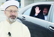 Ele verir talkını kendi yutar salkımı