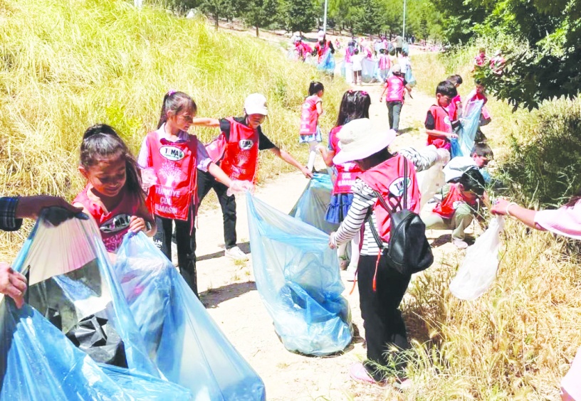 Erikçe ormanından poşetler dolusu çöp topladılar