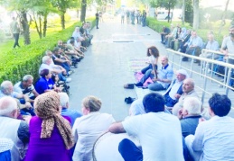 Belediyeler önündeki nöbetler sürüyor