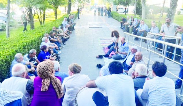Belediyeler önündeki nöbetler sürüyor