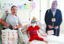 Öğrenciler, tedavi gören çocuklara moral verdi
