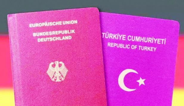 Türklere de çifte vatandaşlık hakkı tanıyan yasa yürürlüğe giriyor