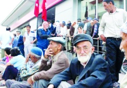 Emeklinin alım gücü eriyor