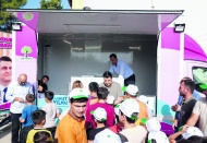 Kırsaldaki çocuklar dondurma yiyecek