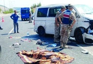 Nurdağı’nda lastiği patlayan minibüs, bariyerlere çarpıp takla attı: 1 ölü, 8 yaralı