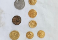 Uçak yolcusunun üzerinden sikke çıktı
