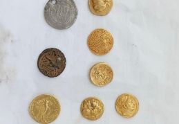 Uçak yolcusunun üzerinden sikke çıktı