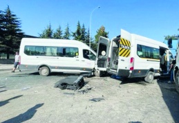 OSB’de işçi servisleri kafa kafaya çarpıştı, 21 kişi yaralandı