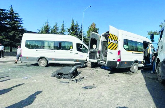 OSB’de işçi servisleri kafa kafaya çarpıştı, 21 kişi yaralandı