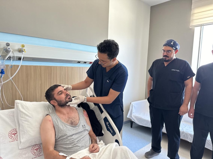 Bacağından alınan doku, yüzüne nakledildi