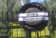 Eğitim-İş’ten MEB önünde siyah çelenkli protesto: 'Yasanıza boyun eğmeyeceğiz'
