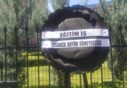Eğitim-İş’ten MEB önünde siyah çelenkli protesto: 'Yasanıza boyun eğmeyeceğiz'