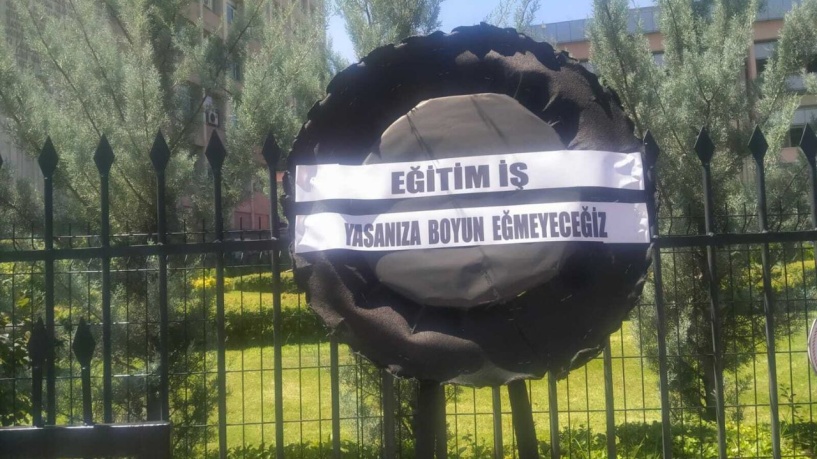 Eğitim-İş’ten MEB önünde siyah çelenkli protesto: 'Yasanıza boyun eğmeyeceğiz'