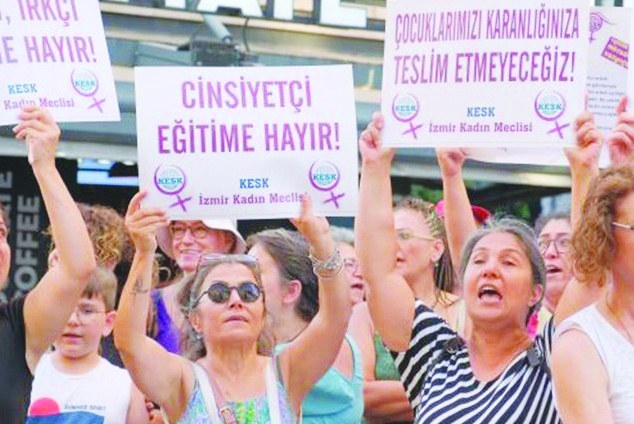 Eğitim dinselleştirmeye çalışılarak laiklik ve bilimden uzaklaşılıyor
