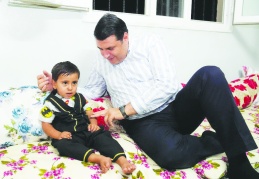 Kalp ameliyatı geçiren minik Hüseyin’e oyuncak götürdü