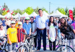 Bisiklet dağıtımı çocukların yüzünü güldürüyor