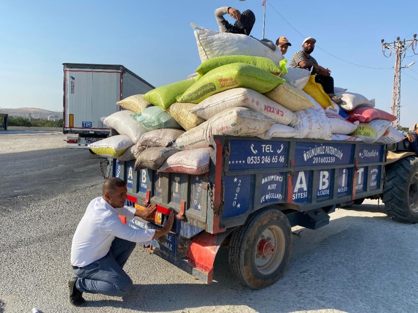 Traktör kazalarının önüne geçmek için reflektör dağıttı