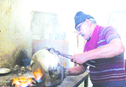 Bakıra ilgi artınca, kalaycılar 120 derece sıcakta terlemeye devam ediyor