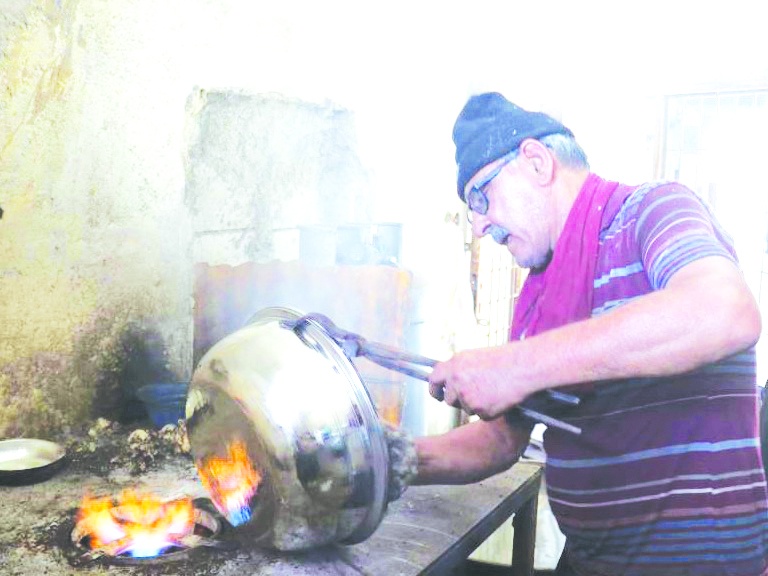 Bakıra ilgi artınca, kalaycılar 120 derece sıcakta terlemeye devam ediyor