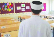 Milli Eğitim imamlara okulda ders hazırlığı yapıyor
