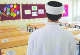 Milli Eğitim imamlara okulda ders hazırlığı yapıyor