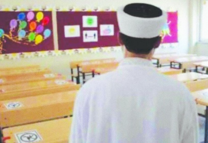 Milli Eğitim imamlara okulda ders hazırlığı yapıyor