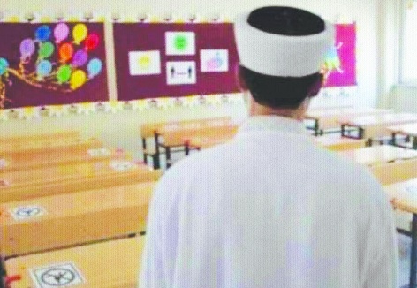 Milli Eğitim imamlara okulda ders hazırlığı yapıyor