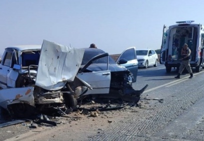 Nurdağı ilçesinde 2 otomobilin çarpıştı, 1'i çocuk, 3 kişi yaralandı.