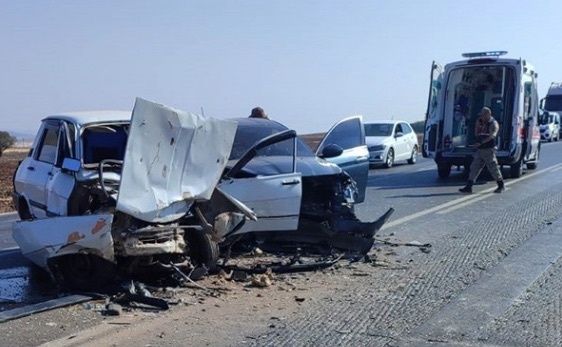 Nurdağı ilçesinde 2 otomobilin çarpıştı, 1'i çocuk, 3 kişi yaralandı.