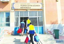 Nizip Belediyesi ihtiyaç sahibi öğrencilere kırtasiye yardımı yapıyor
