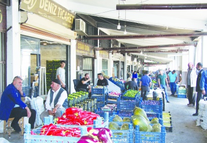 Çıkmazın içerisinde olan sebze hali esnafı dükkanlarını satmaya başladı