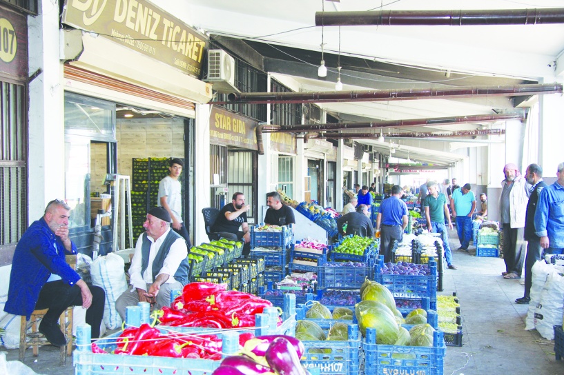 Çıkmazın içerisinde olan sebze hali esnafı dükkanlarını satmaya başladı