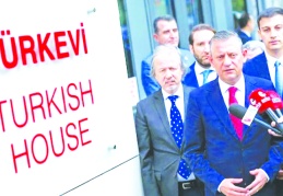 YAKIŞMADI!!!! Özgür Özel'in 'Türkevi' sınavı: 'Hukuksuzluğu meşrulaştıran açıklama'