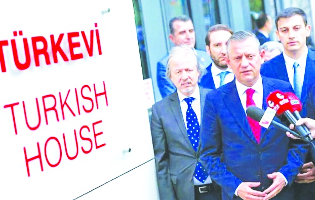 YAKIŞMADI!!!! Özgür Özel'in 'Türkevi' sınavı: 'Hukuksuzluğu meşrulaştıran açıklama'