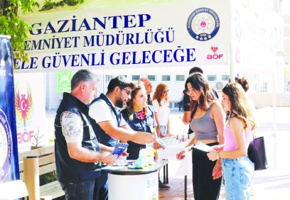Polis, kampüste öğrencileri bilgilendirdi