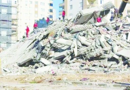 Mahkeme başkanının davadan çekilmesini ima etti, salondan çıkarıldı