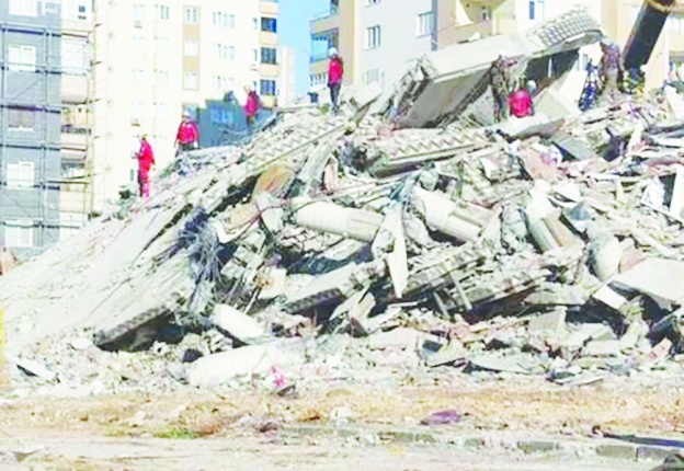 Mahkeme başkanının davadan çekilmesini ima etti, salondan çıkarıldı