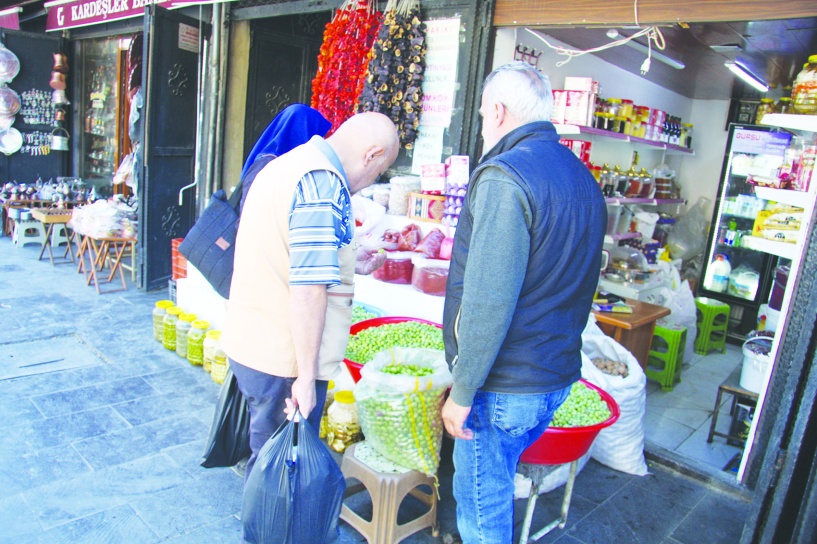 Yeşil zeytin tezgahlarda yerini aldı