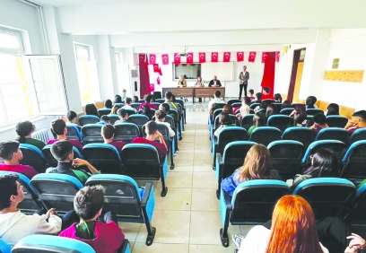 Öğrenciler ideolojik baskı ve yönlendirmeye maruz bırakılıyor