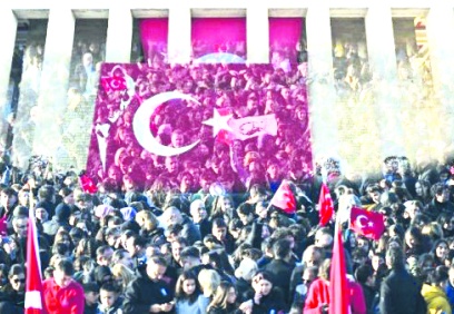 Türkiye Ata'sını andı: Saat 9'u 5 geçe tüm yurtta hayat durdu...