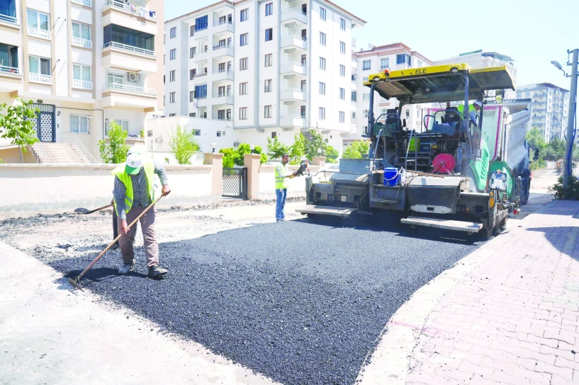 Bozuk ve yeni yollara 100 bin ton asfalt döküldü