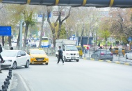 Canları pahasına araçların arasından karşıya geçiyorlar